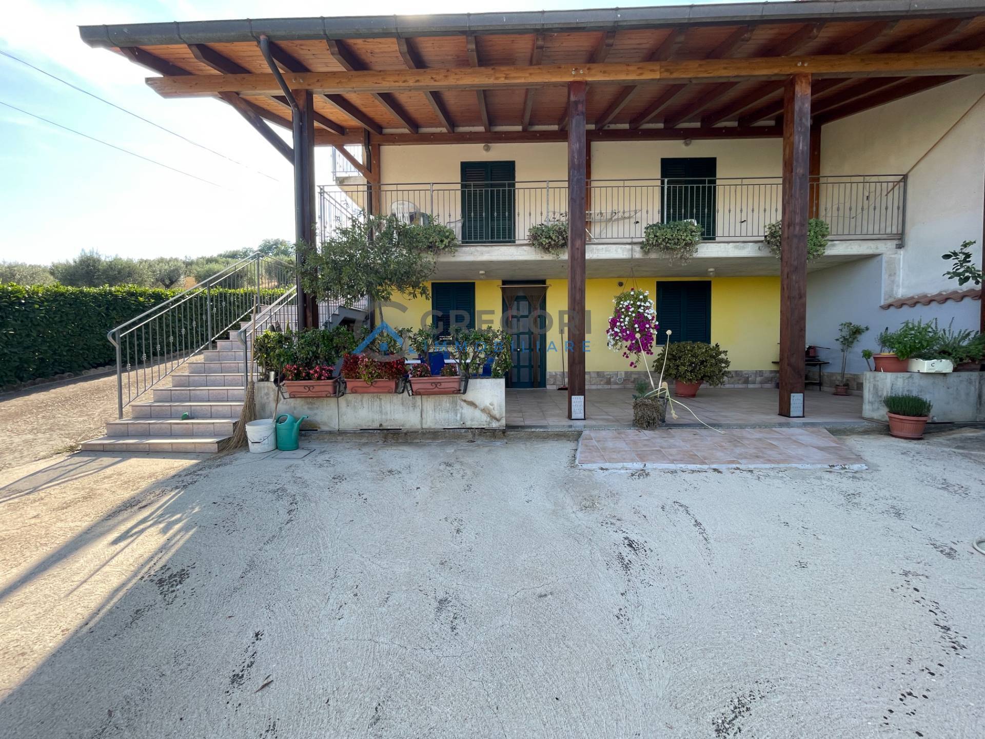 Casa indipendente con terrazzo, Campli floriano