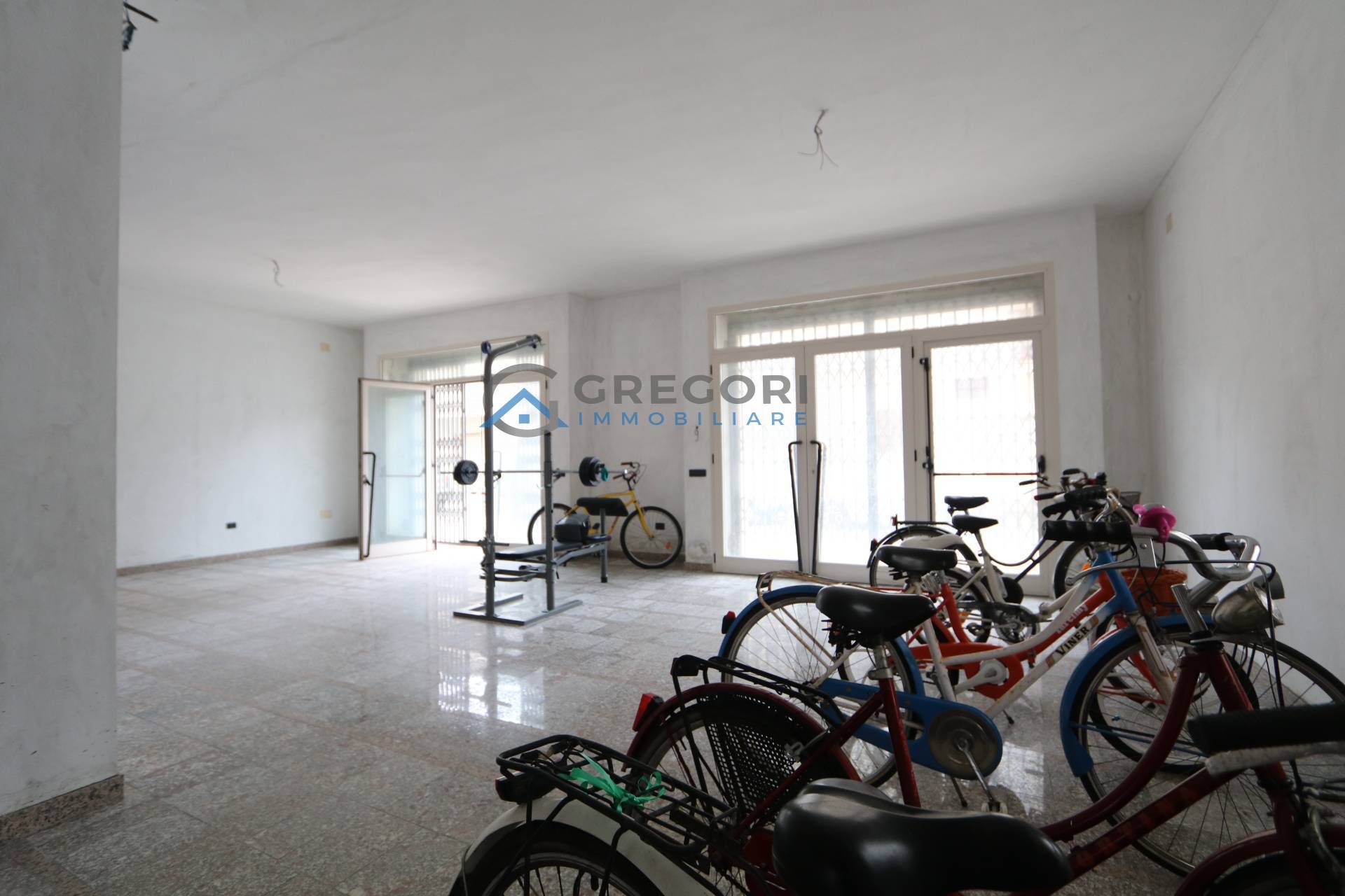 Locale commerciale in vendita a Alba Adriatica