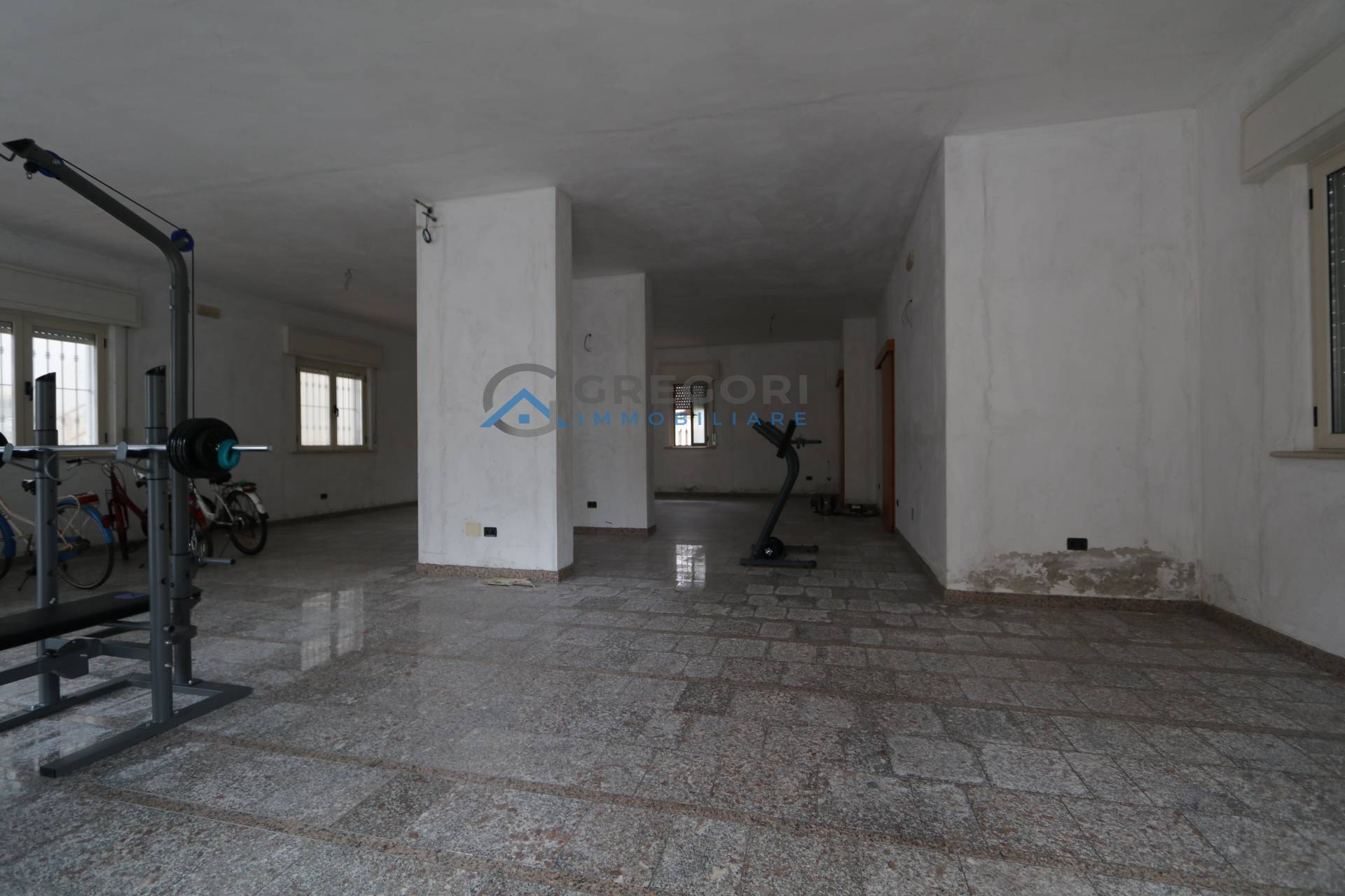 Locale commerciale in vendita a Alba Adriatica