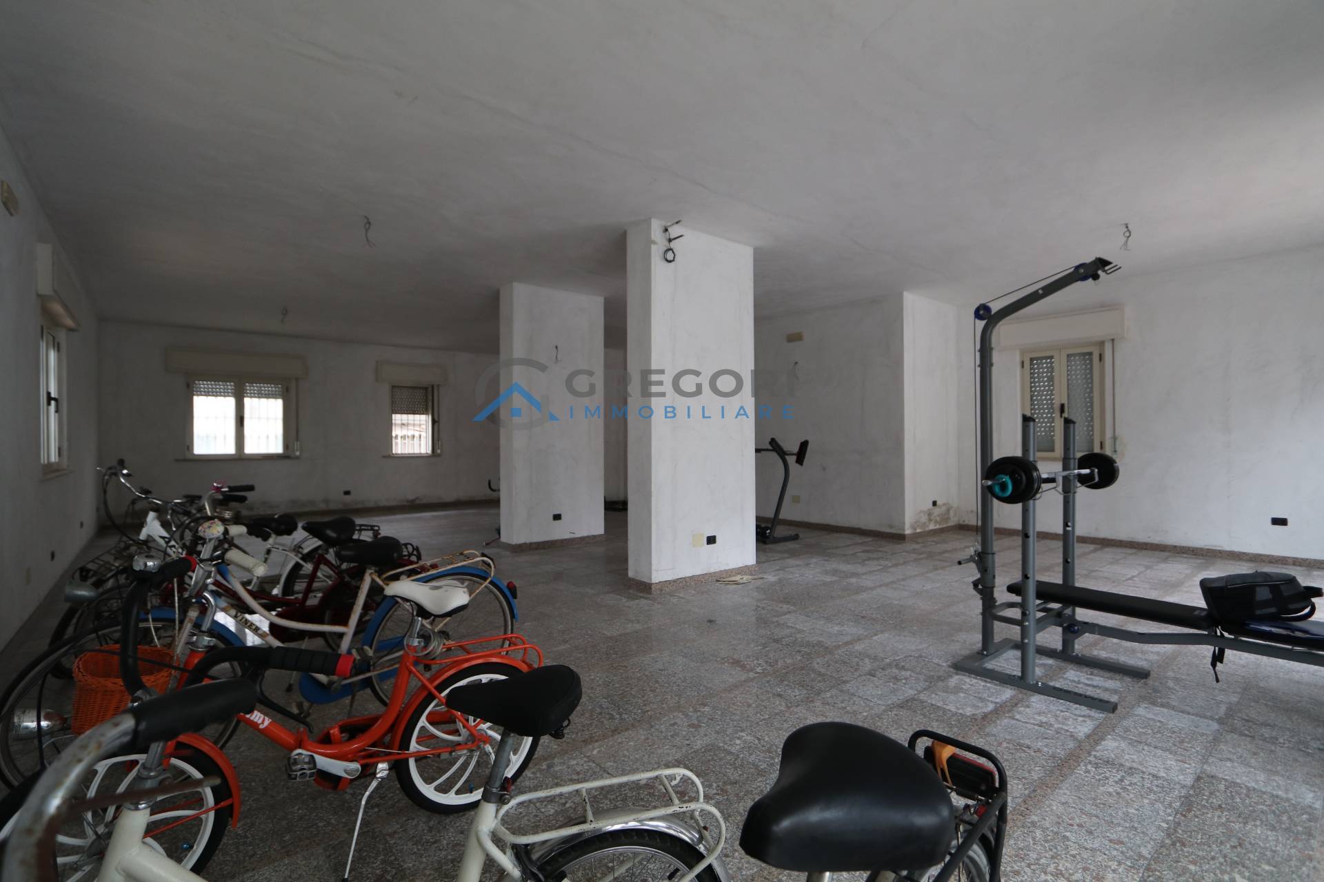 Locale commerciale in vendita a Alba Adriatica