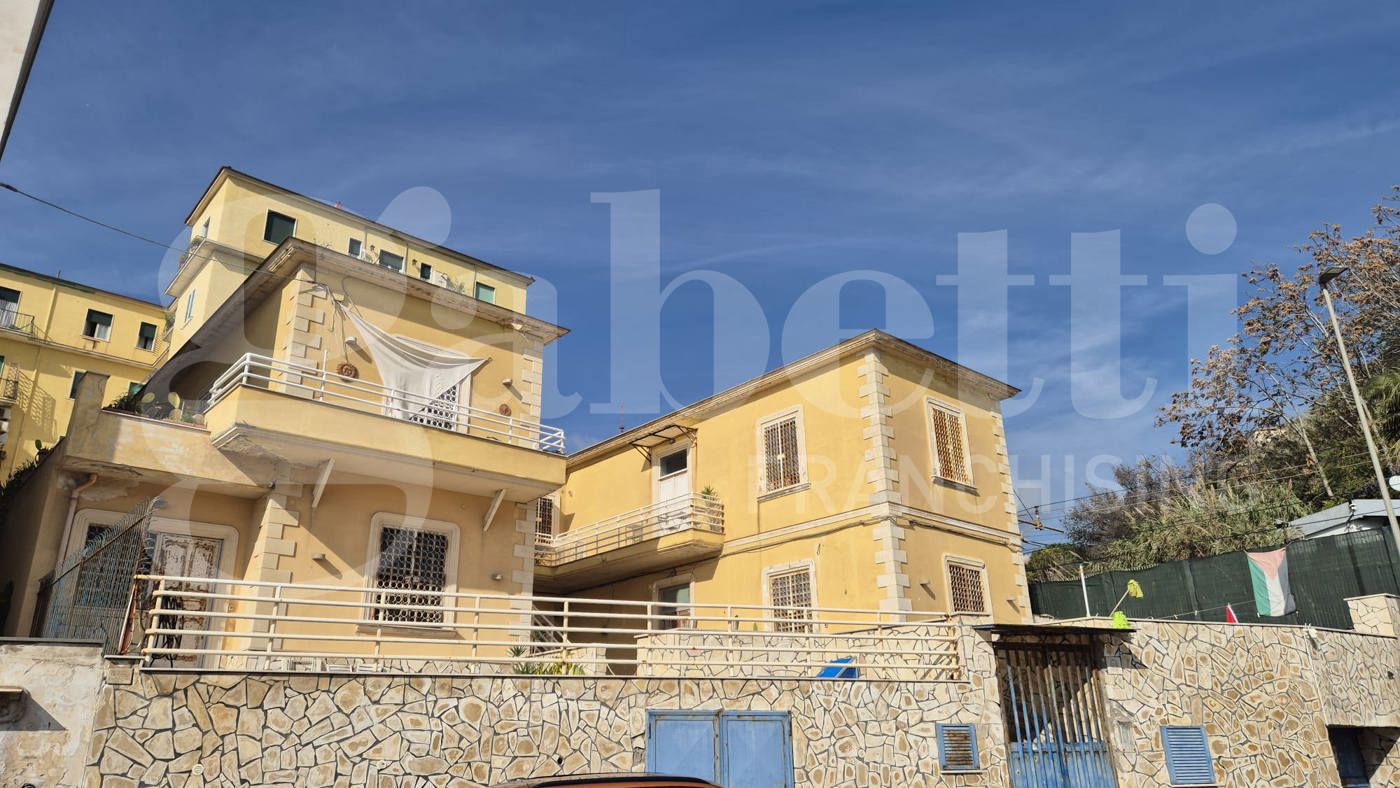 Trilocale ristrutturato a Napoli