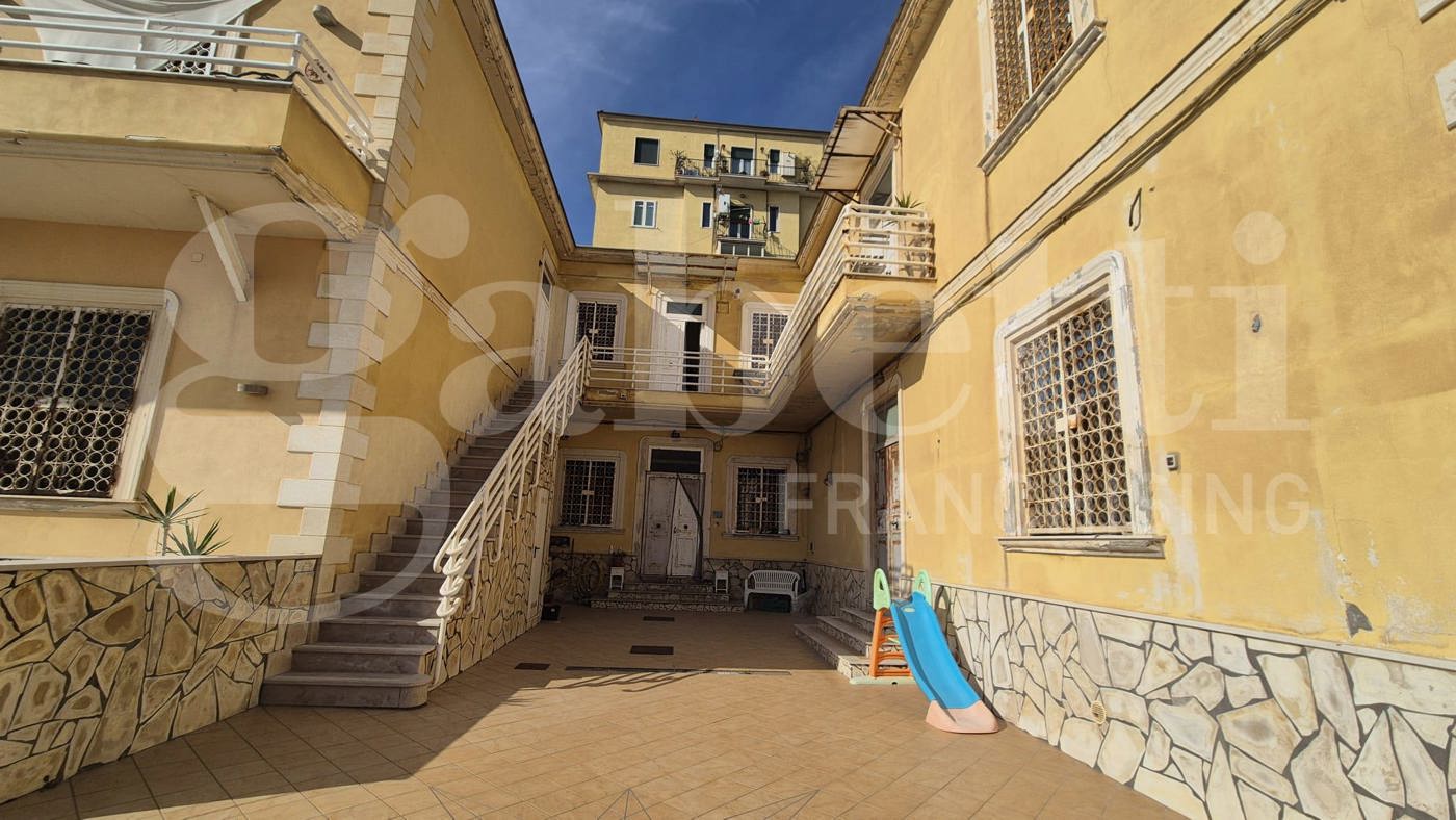 Trilocale ristrutturato a Napoli