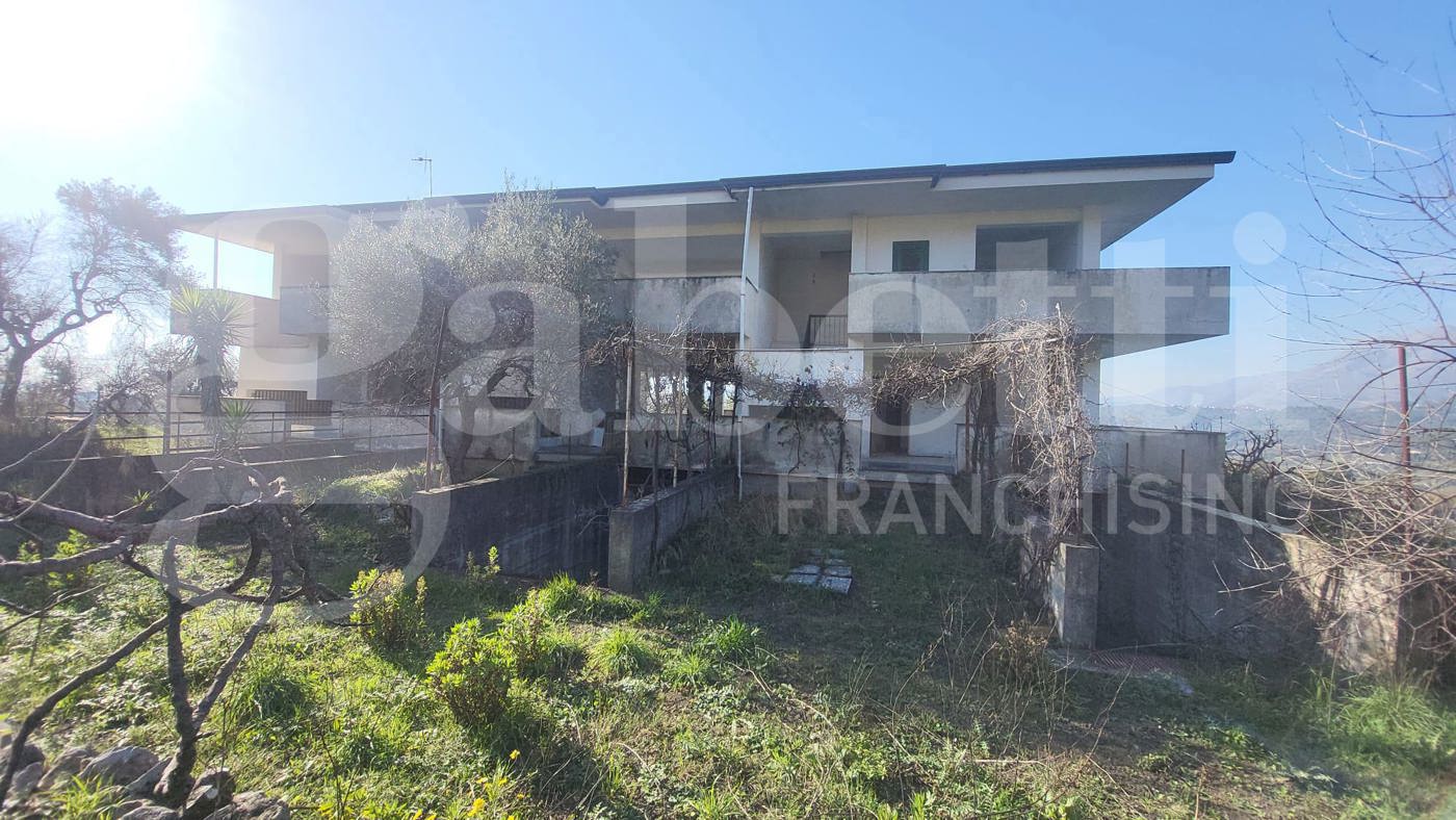 Stabile/Palazzo in vendita a Santi Cosma e Damiano