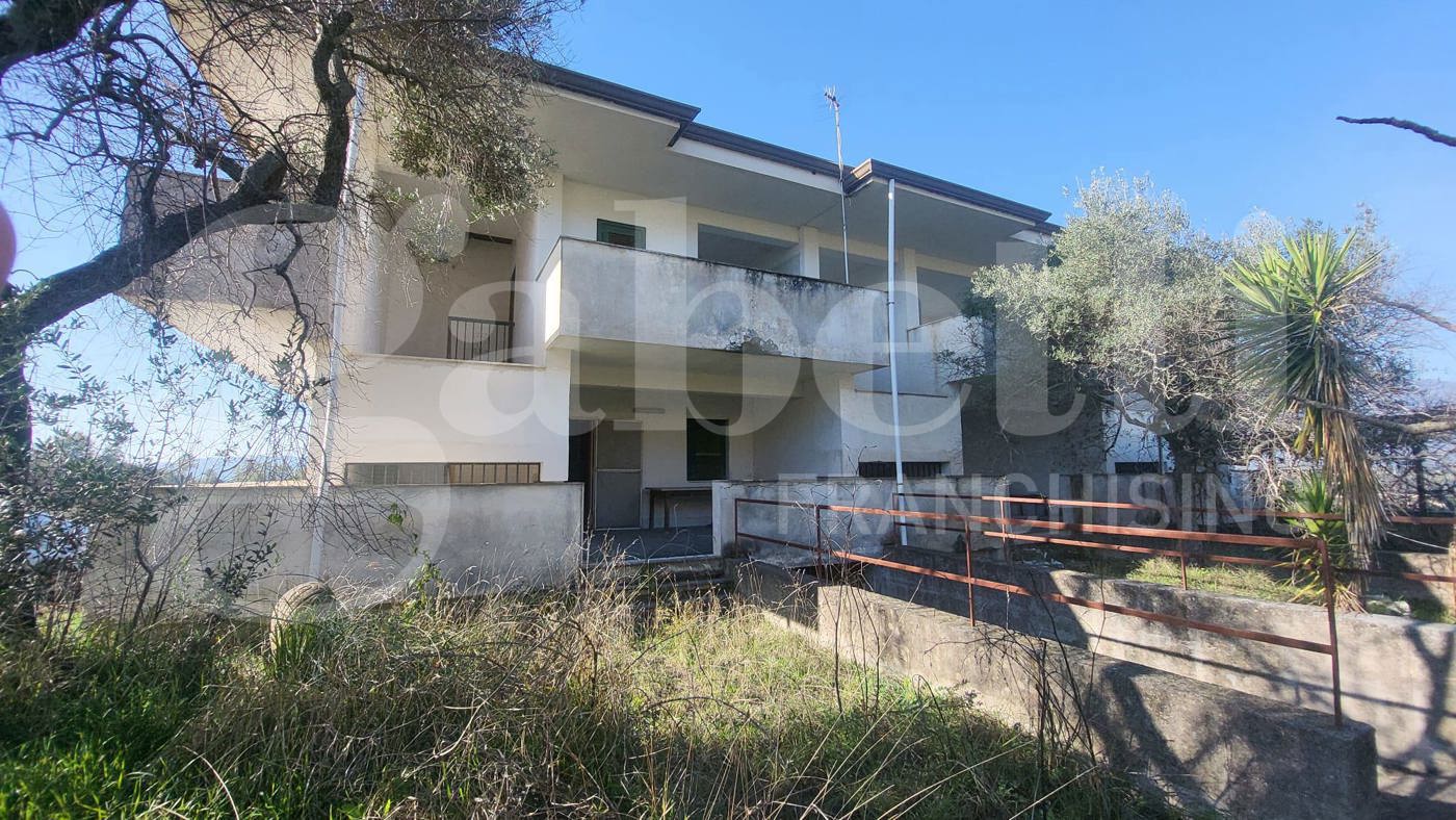 Stabile/Palazzo in vendita a Santi Cosma e Damiano