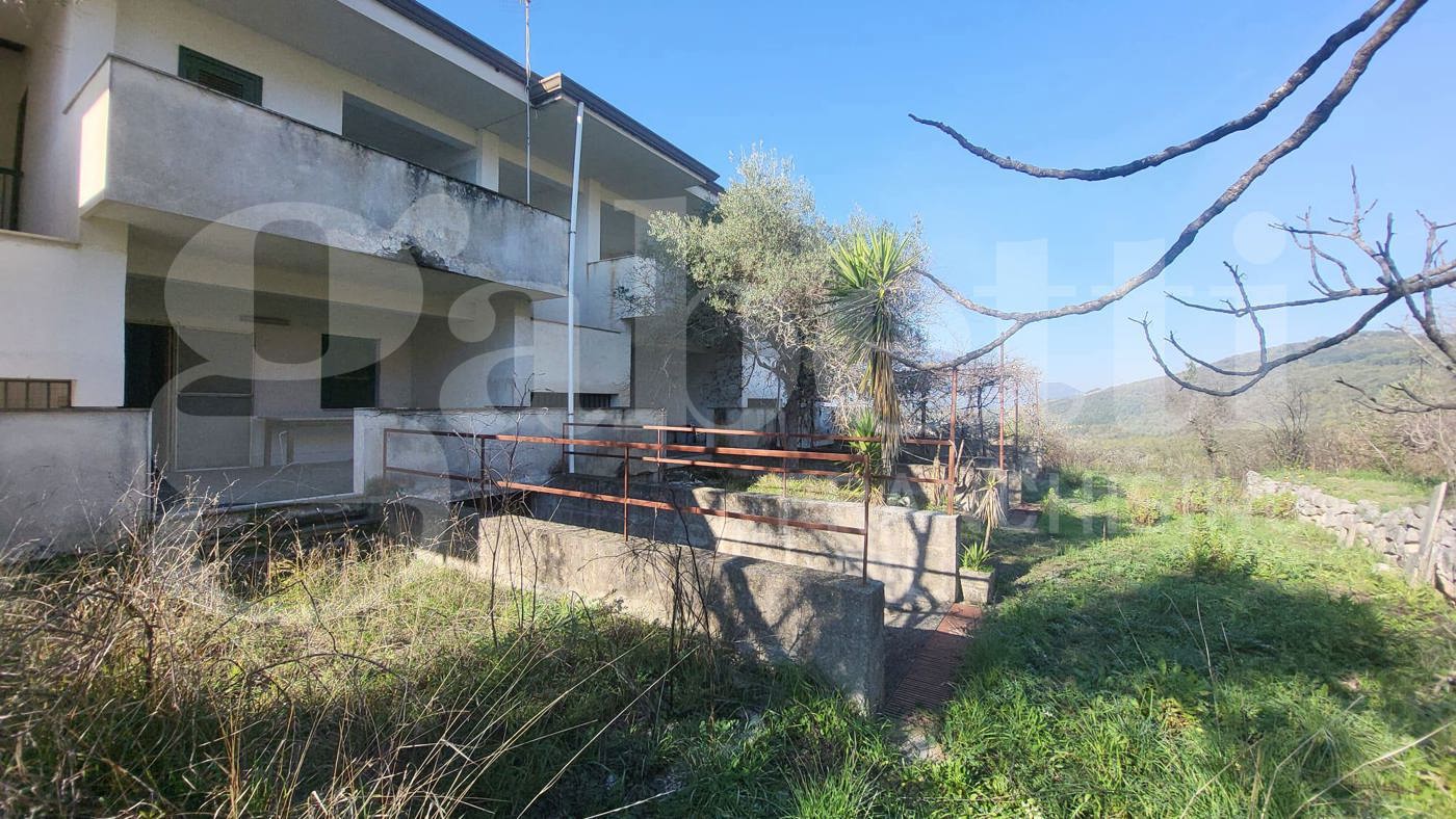 Stabile/Palazzo in vendita a Santi Cosma e Damiano