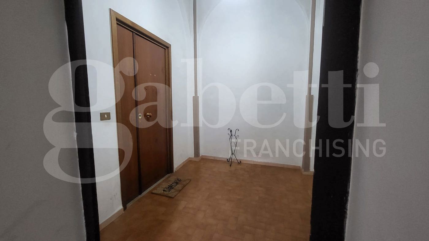 Trilocale arredato in affitto a Napoli