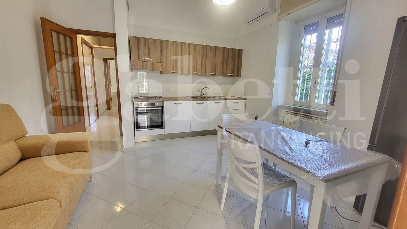 Trilocale arredato in affitto a Napoli