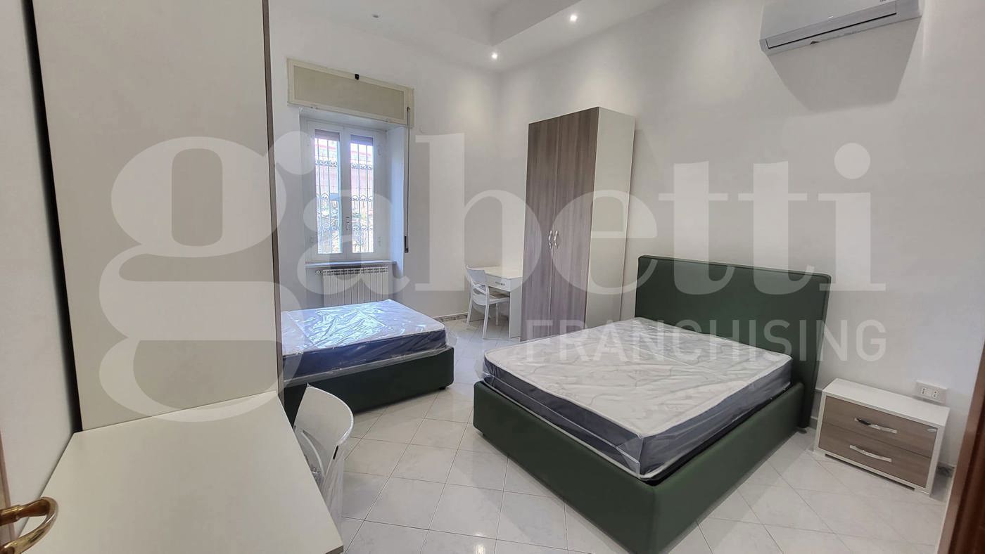 Trilocale arredato in affitto a Napoli