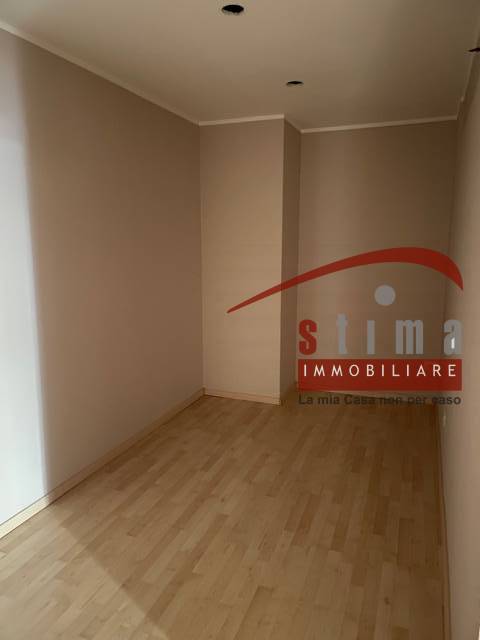 Locale commerciale in vendita a Siracusa, Piazza Adda