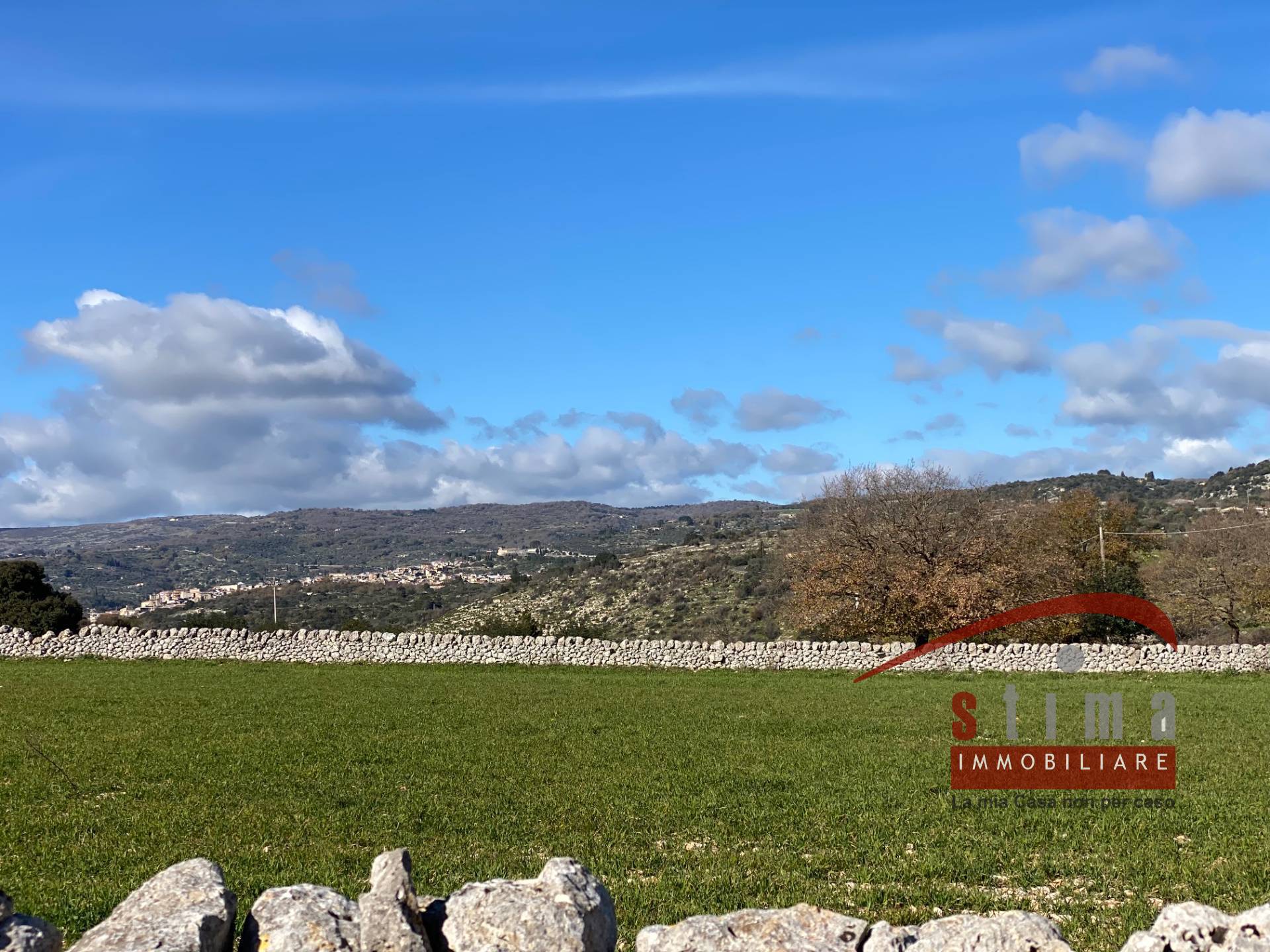 Terreno con costruzione in vendita a Cassaro
