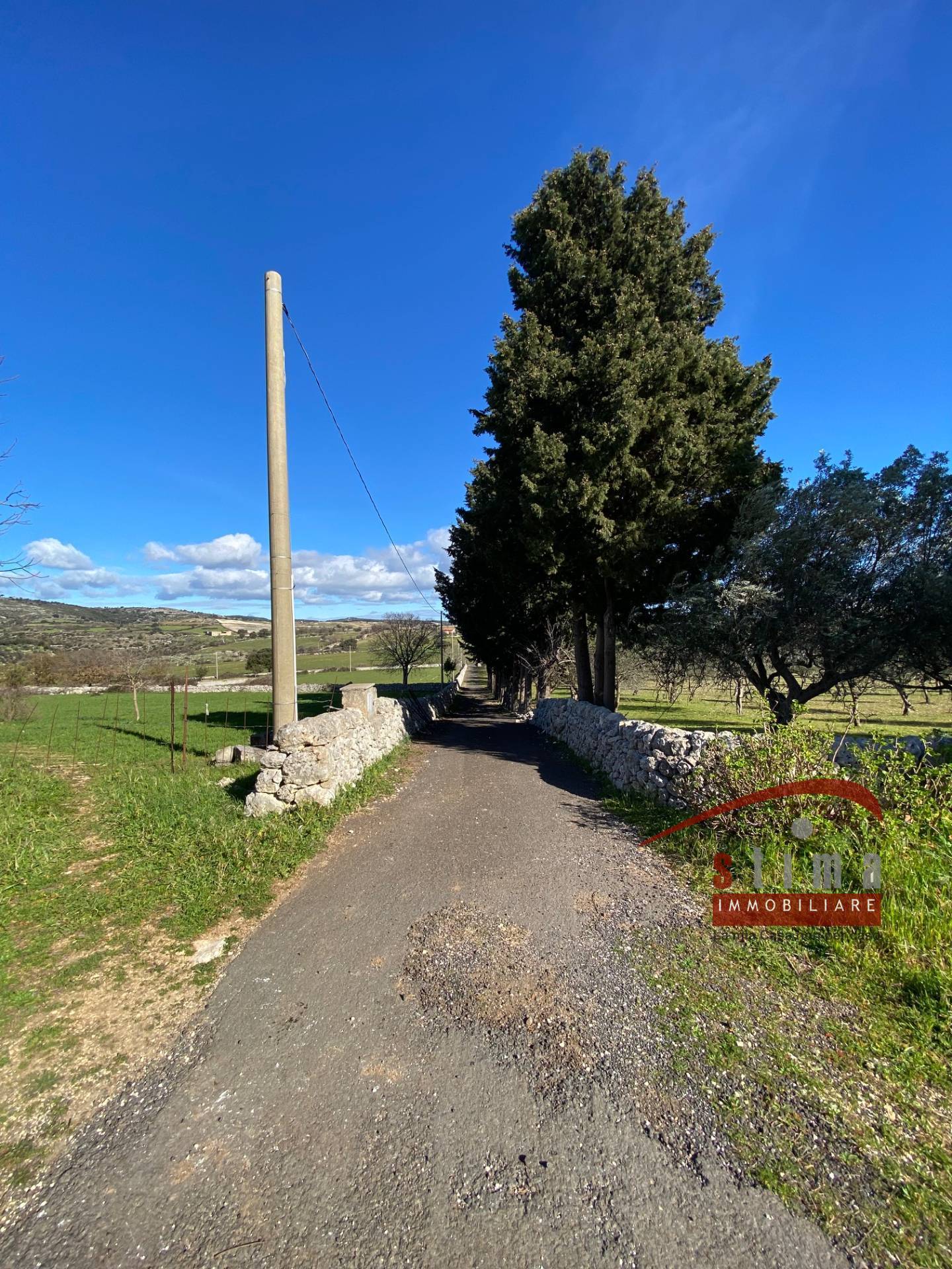 Terreno con costruzione in vendita a Cassaro