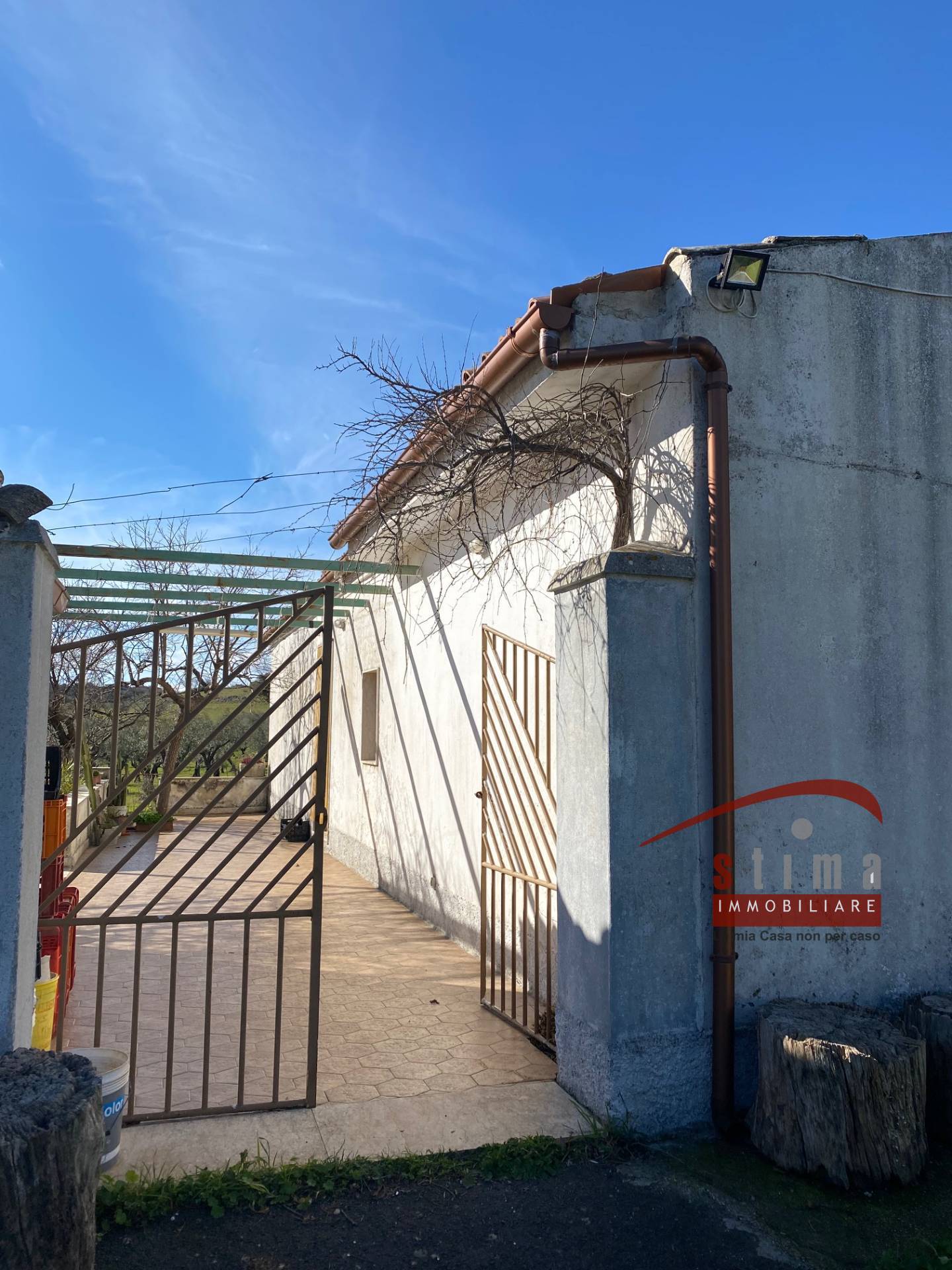 Terreno con costruzione in vendita a Cassaro