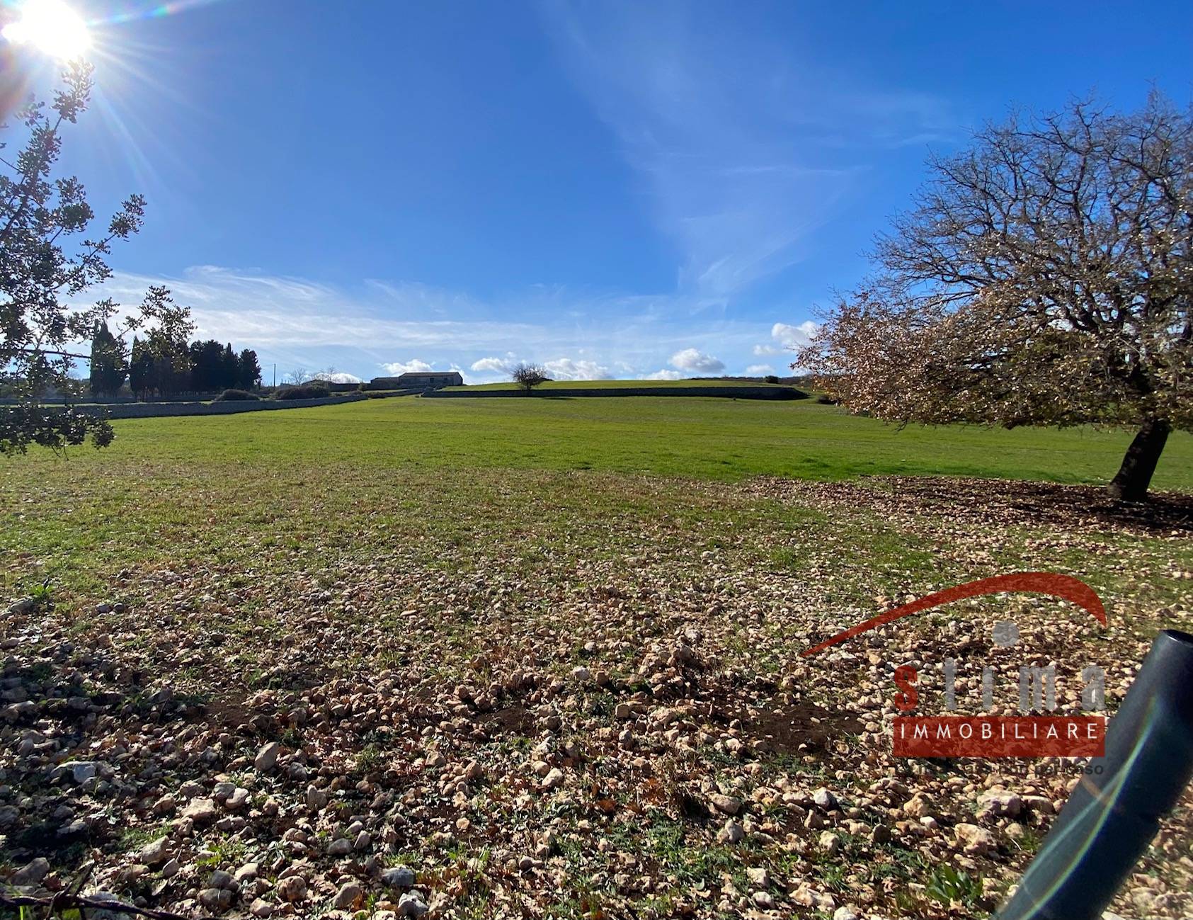 Terreno con costruzione in vendita a Cassaro