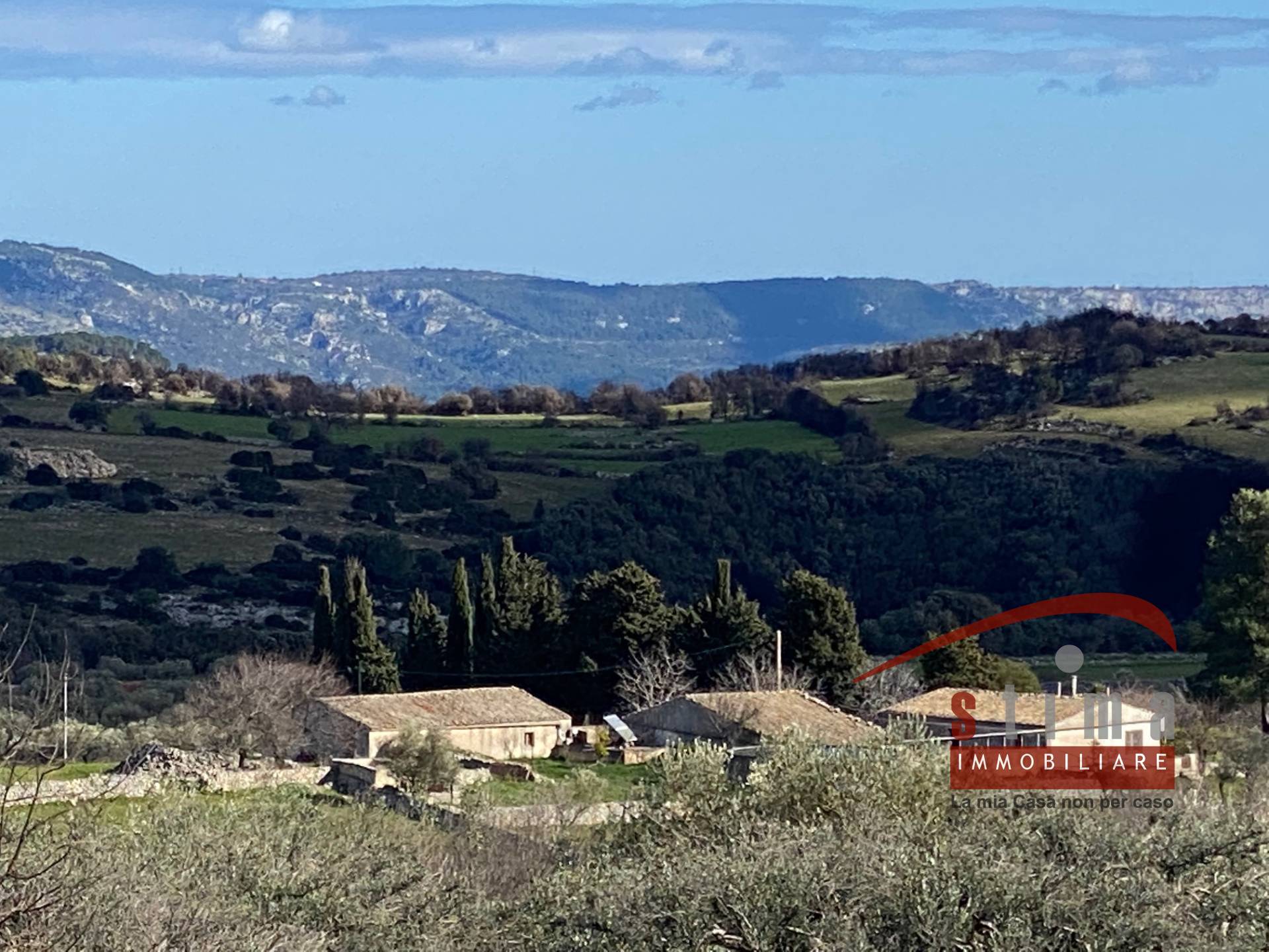 Terreno con costruzione in vendita a Cassaro