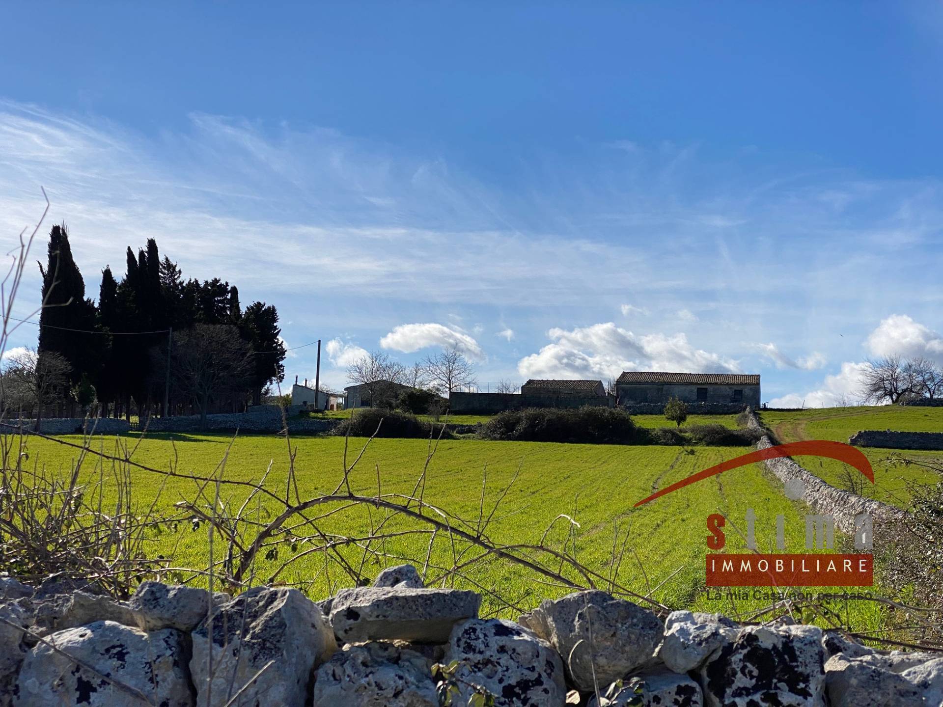 Terreno con costruzione in vendita a Cassaro