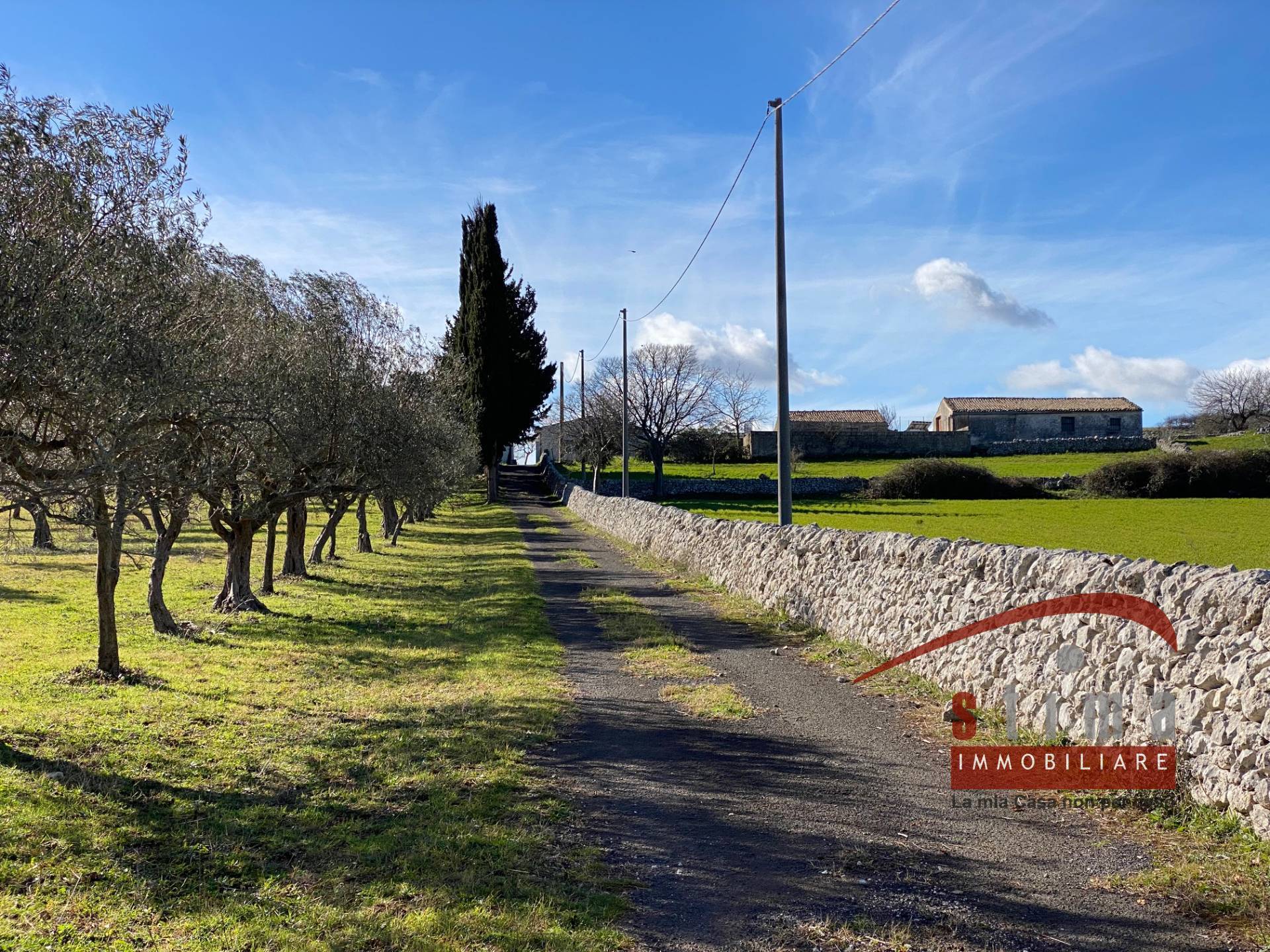 Terreno con costruzione in vendita a Cassaro