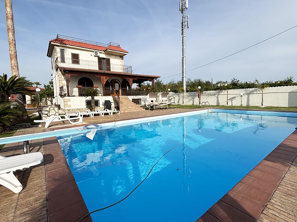 Villa con giardino in via masseria vecchia snc, Giugliano in Campania