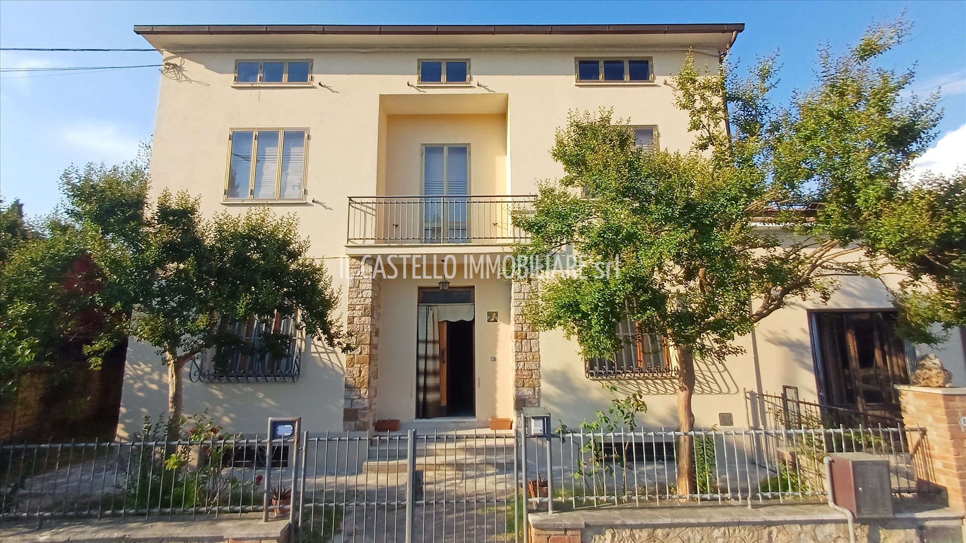 Villa con giardino, Cetona piazze