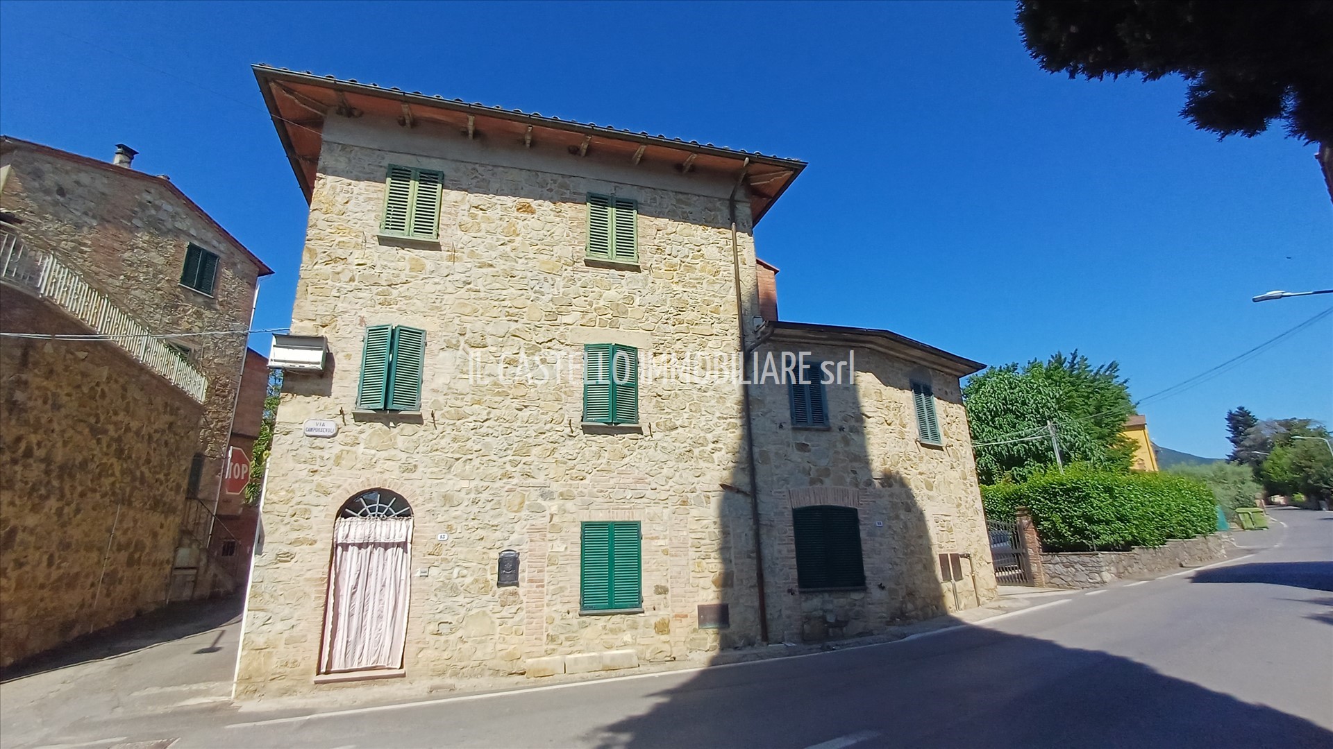 Villa con giardino, Cetona piazze