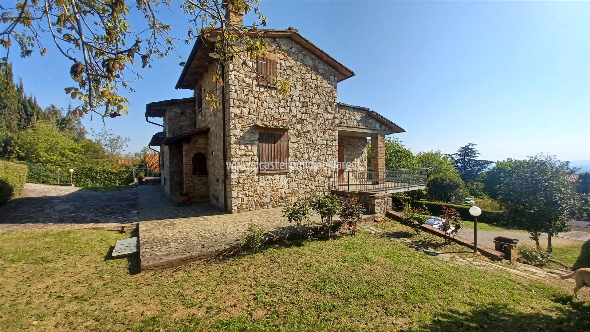 Villa con giardino a Sarteano