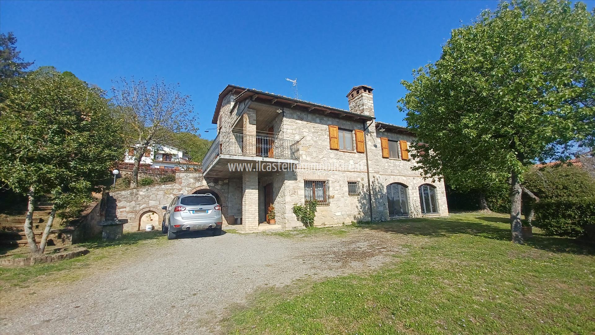 Villa con giardino a Sarteano