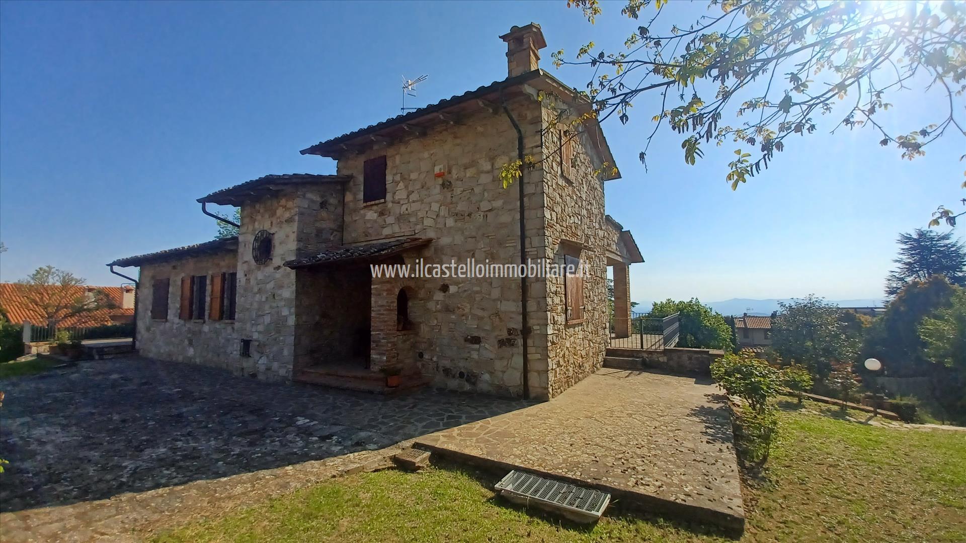 Villa con giardino a Sarteano