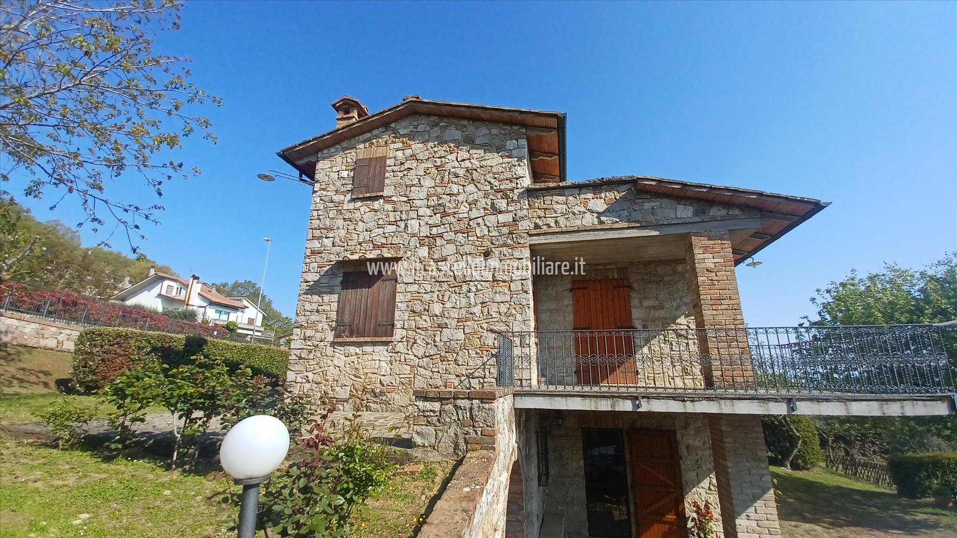 Villa con giardino a Sarteano