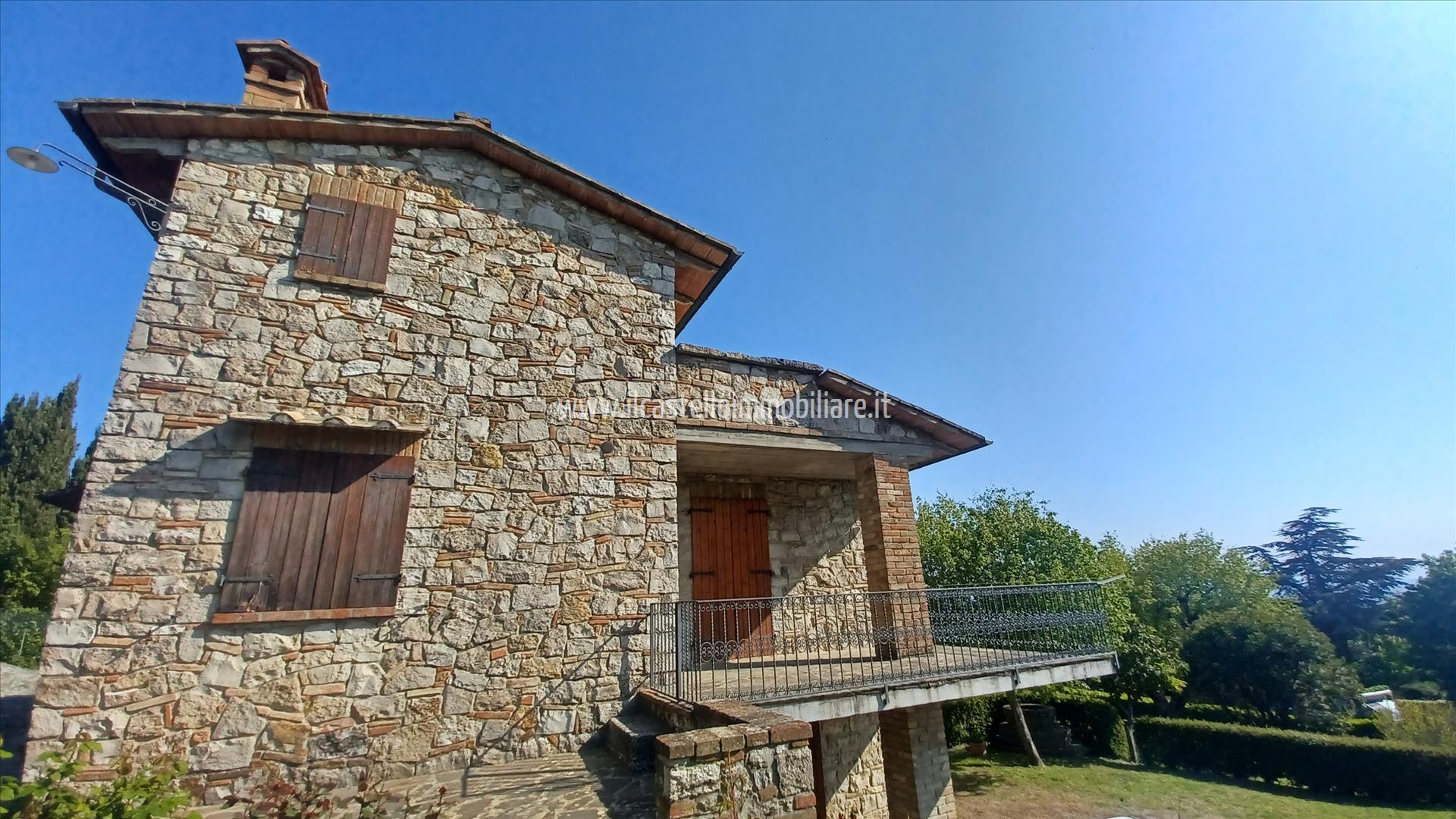 Villa con giardino a Sarteano