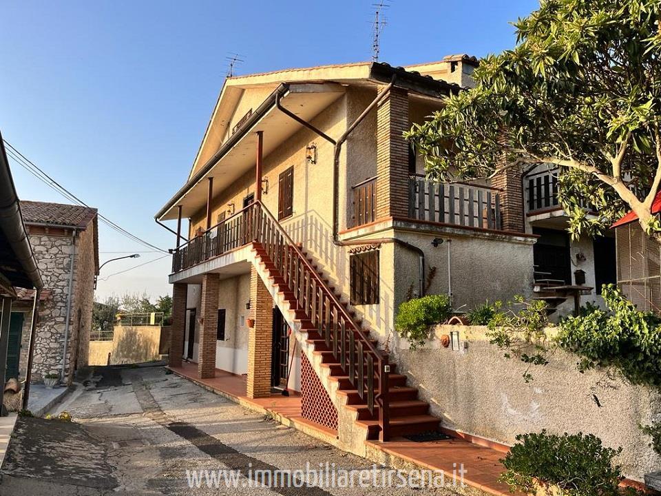 Casa indipendente con giardino a Guardea