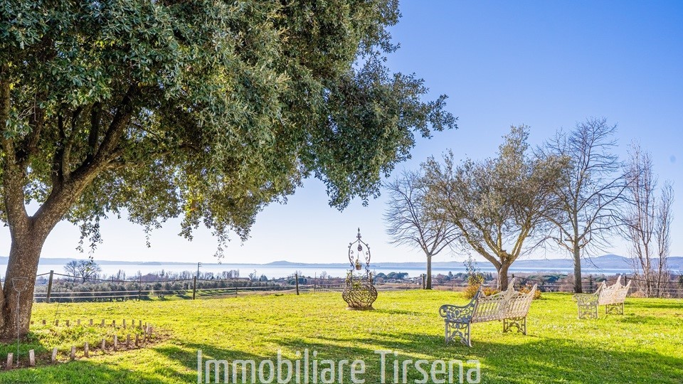 Villa con giardino a Bolsena