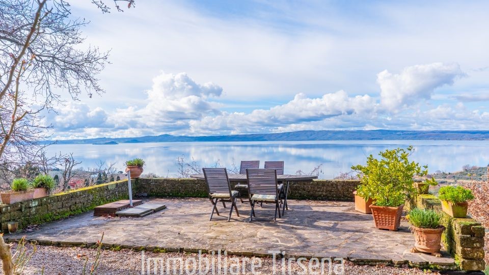 Villa con giardino a Bolsena