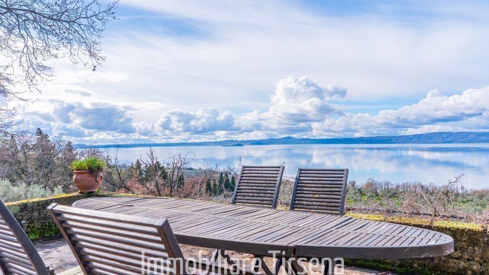 Villa con giardino a Bolsena