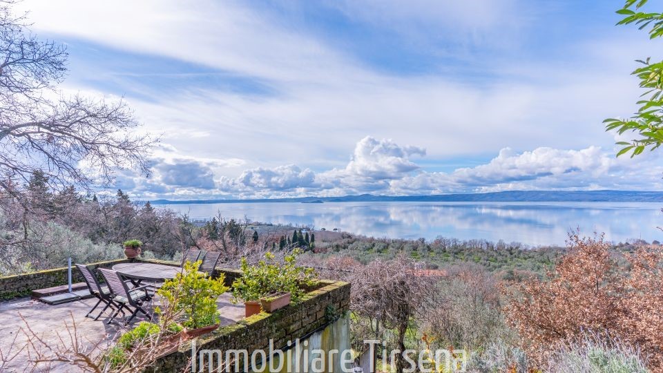Villa con giardino a Bolsena
