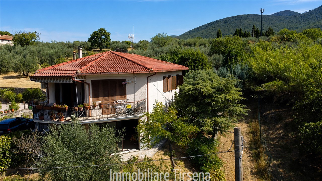 Villa con giardino a Montecchio