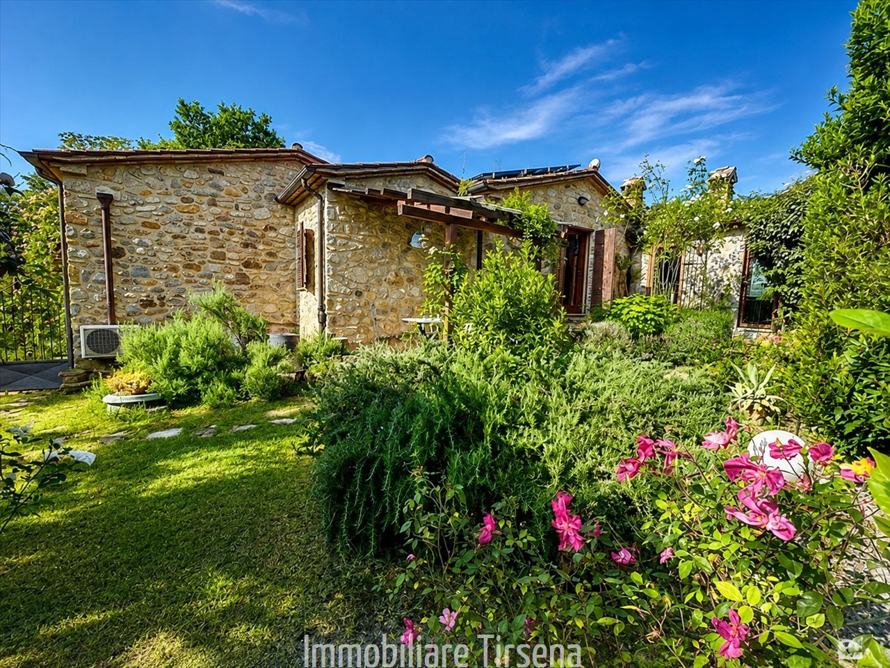 Rustico con giardino a Fabro