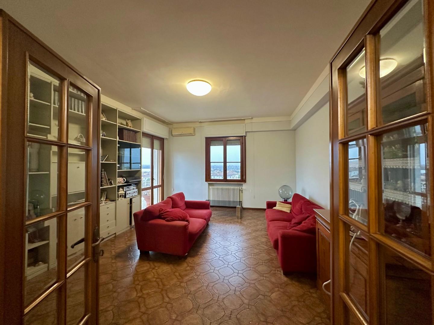 Appartamento con terrazzo, Altopascio centro