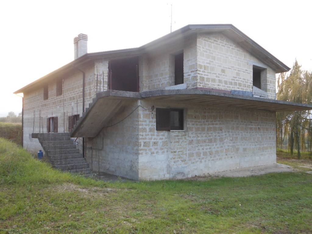 Casa indipendente con terrazzo a Tora e Piccilli