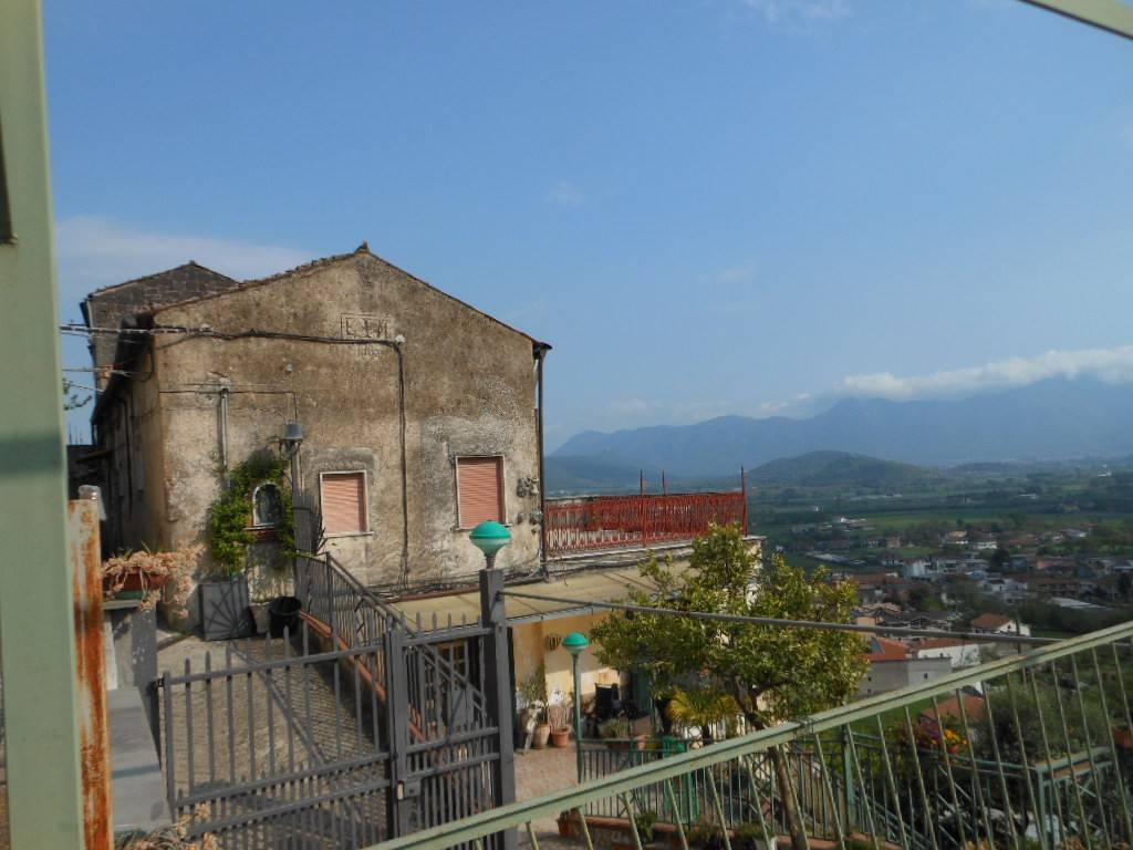 Casa indipendente con terrazzo a Pietravairano