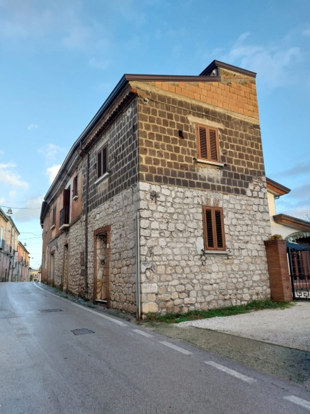 Casa indipendente ristrutturata a Baia e Latina