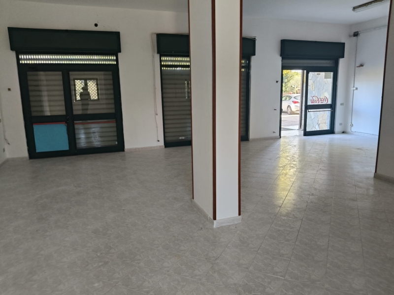 Locale commerciale classe A4 a Teano