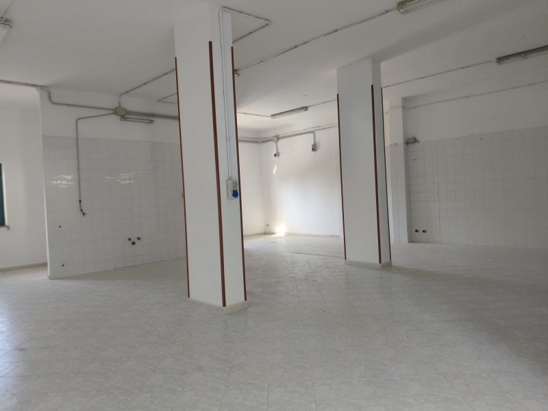 Locale commerciale classe A4 a Teano