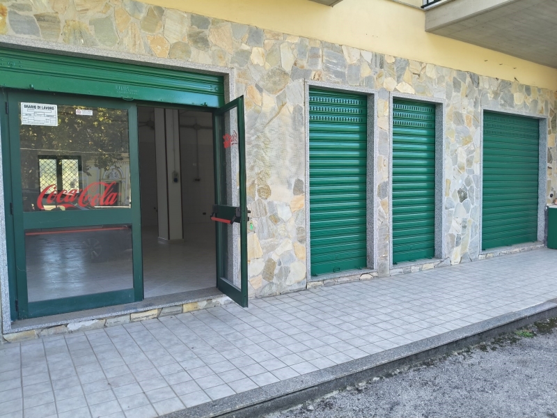 Locale commerciale classe A4 a Teano