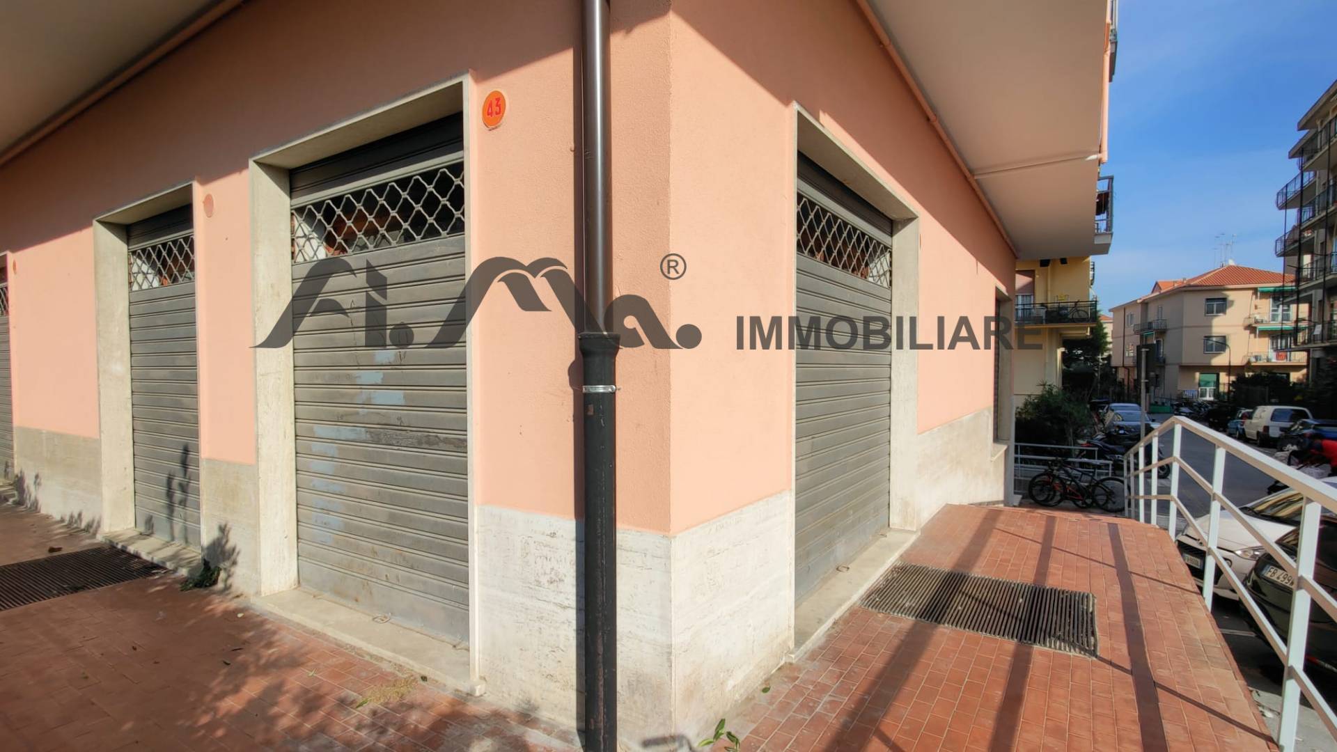 Locale commerciale in affitto a Quiliano, Valleggia