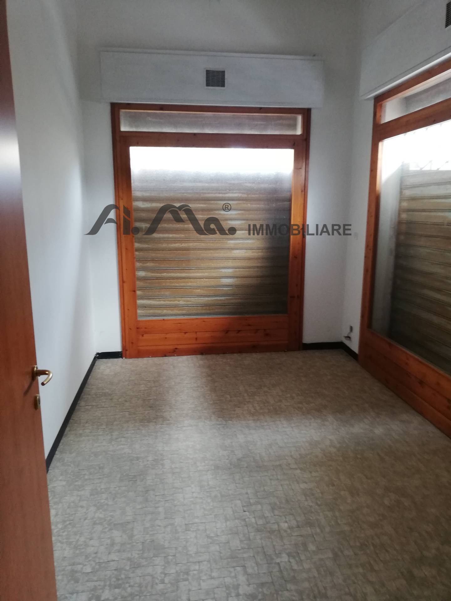 Locale commerciale in affitto a Quiliano, Valleggia