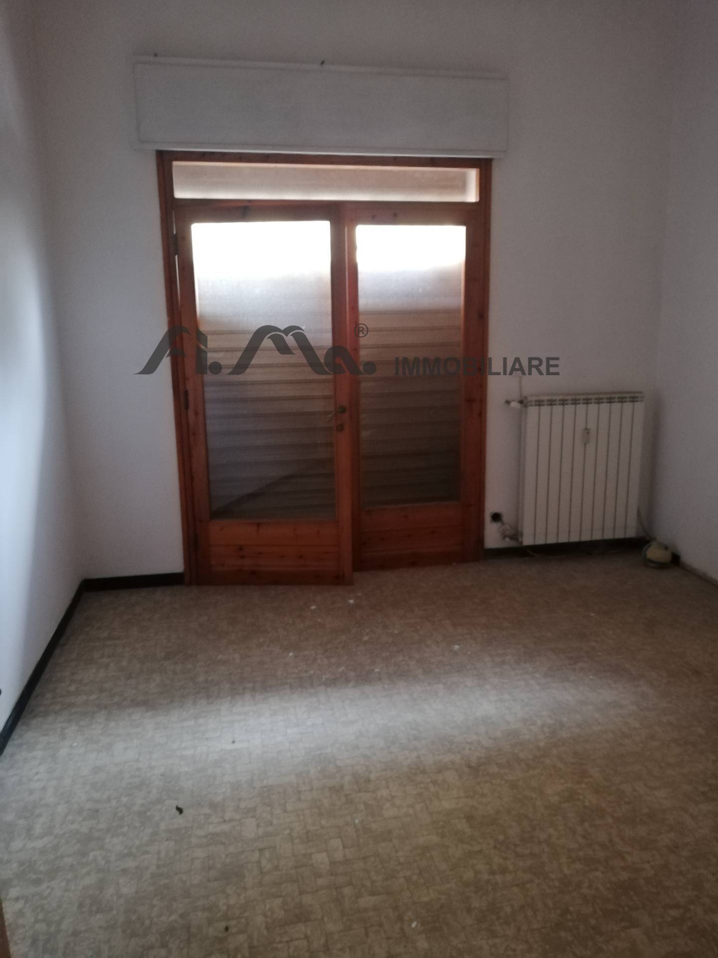 Locale commerciale in affitto a Quiliano, Valleggia