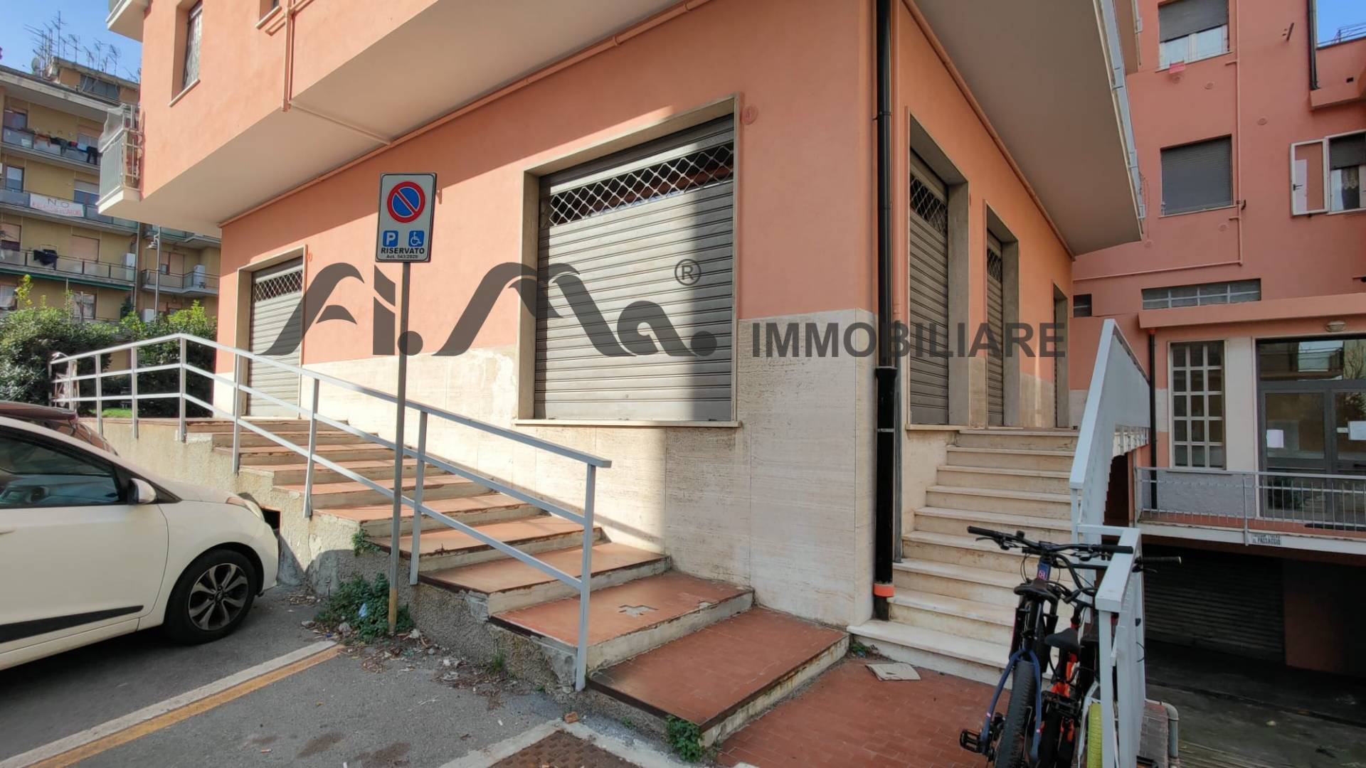 Locale commerciale in affitto a Quiliano, Valleggia