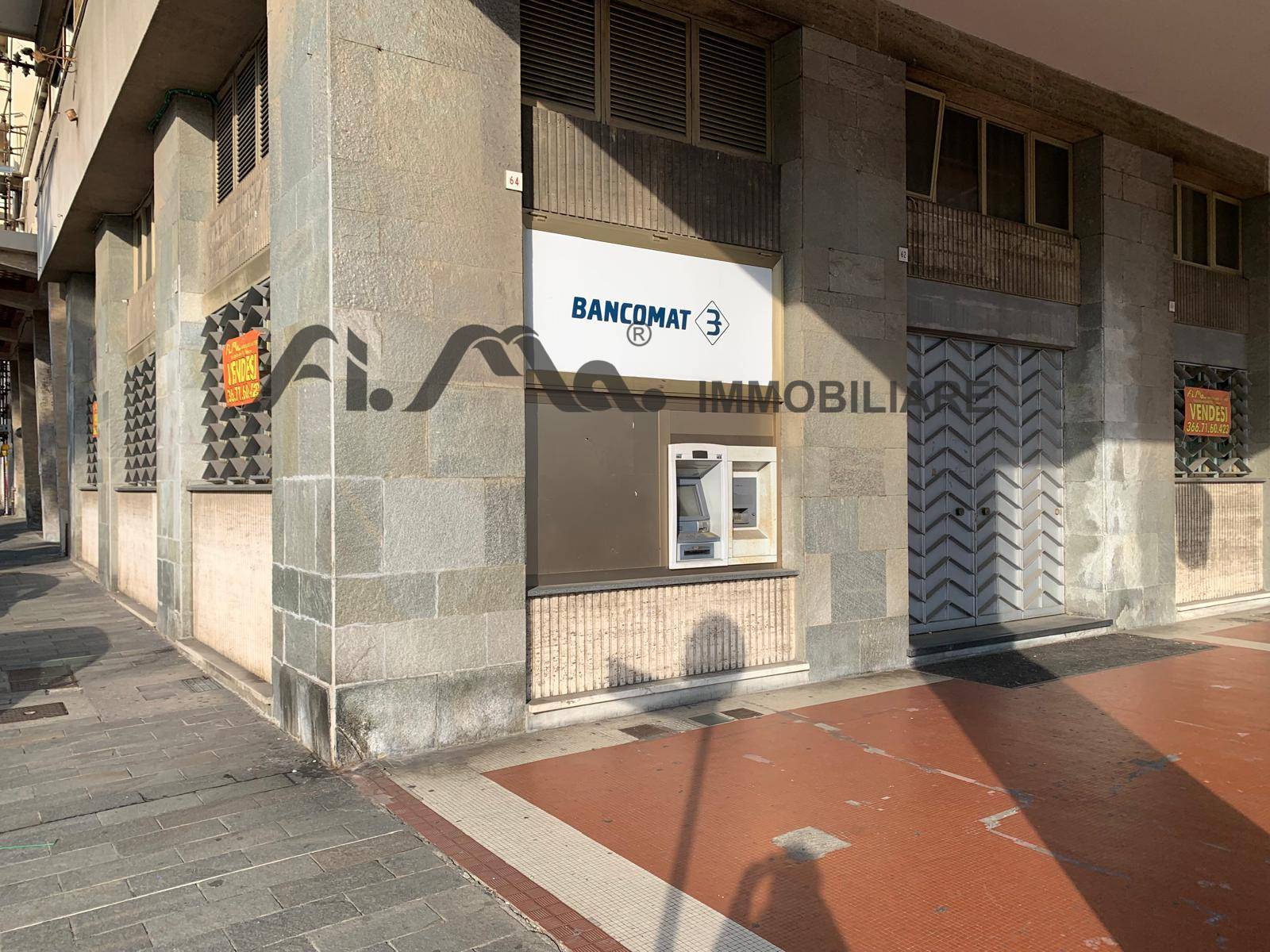 Locale commerciale in vendita a Savona, Darsena