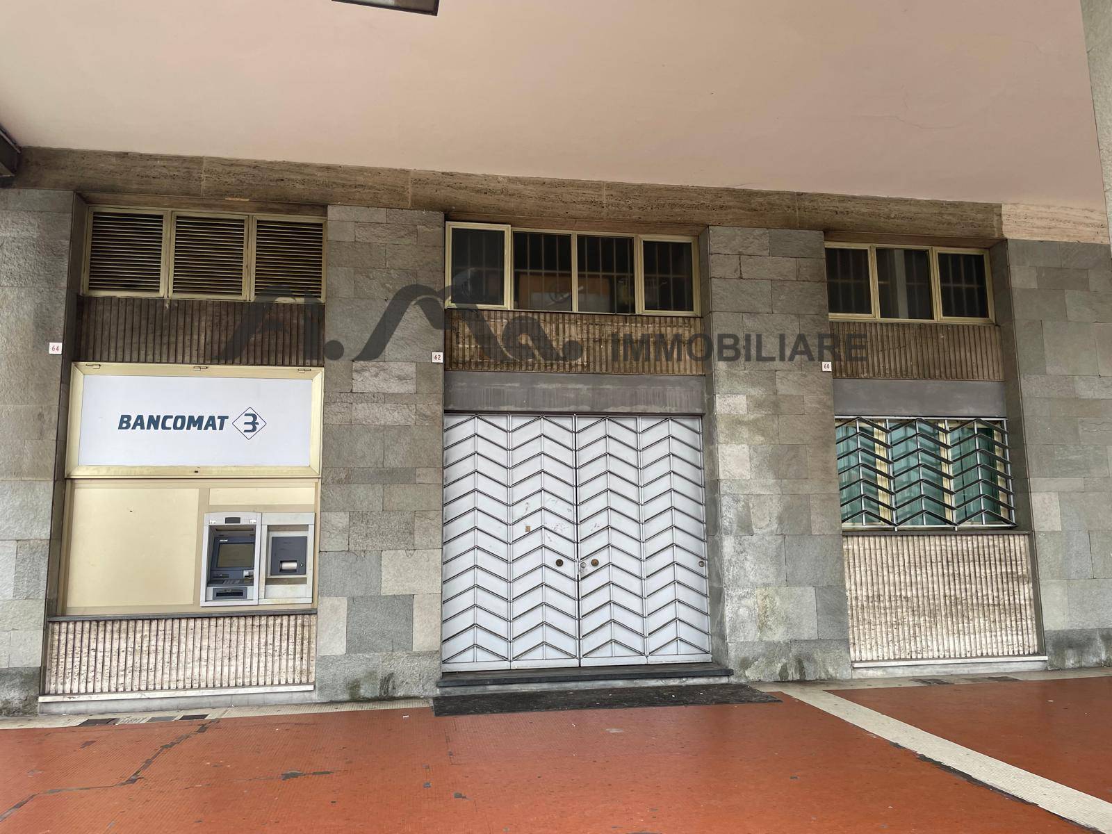 Locale commerciale in vendita a Savona, Darsena