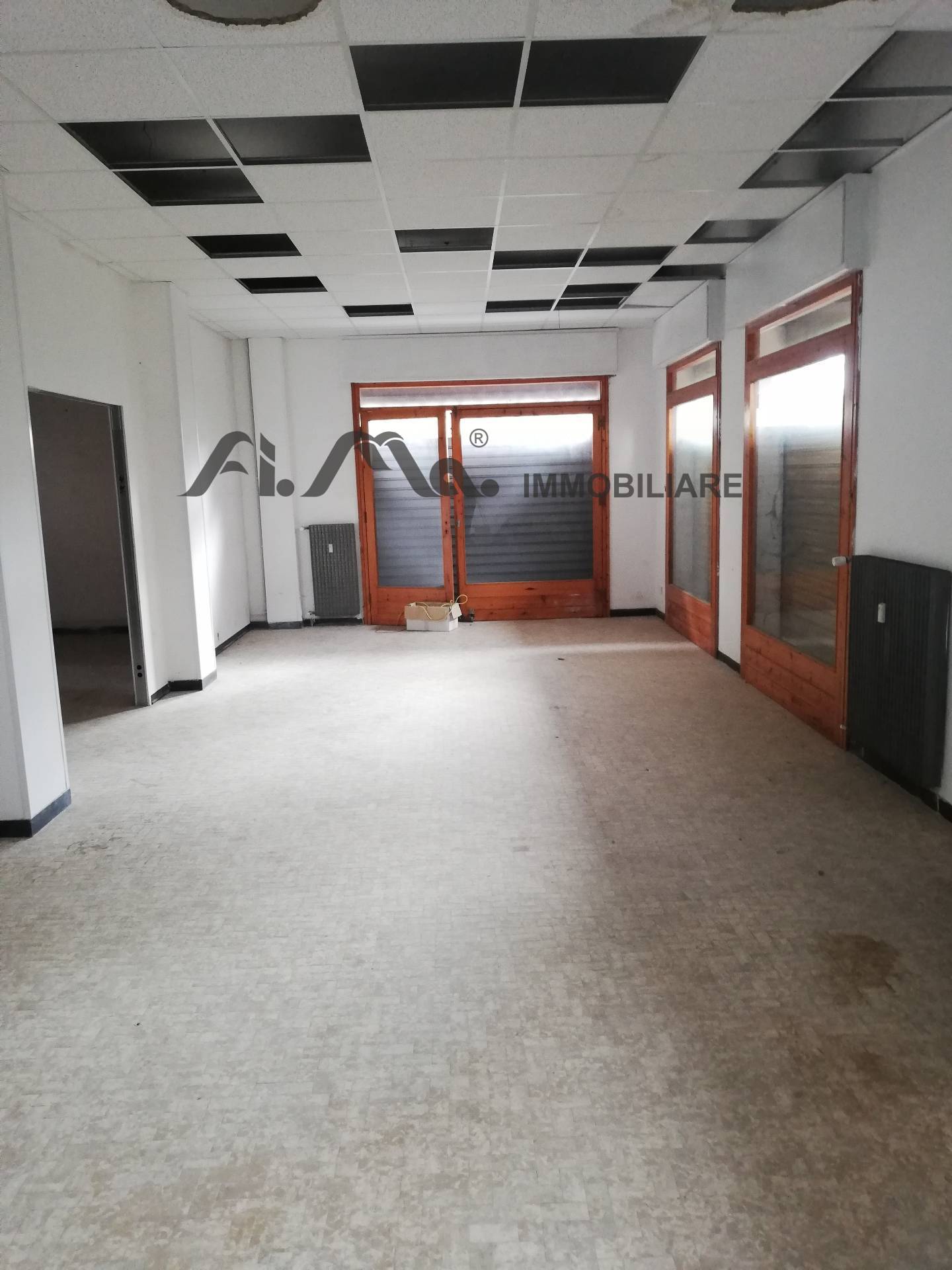 Locale commerciale in affitto a Quiliano, Valleggia