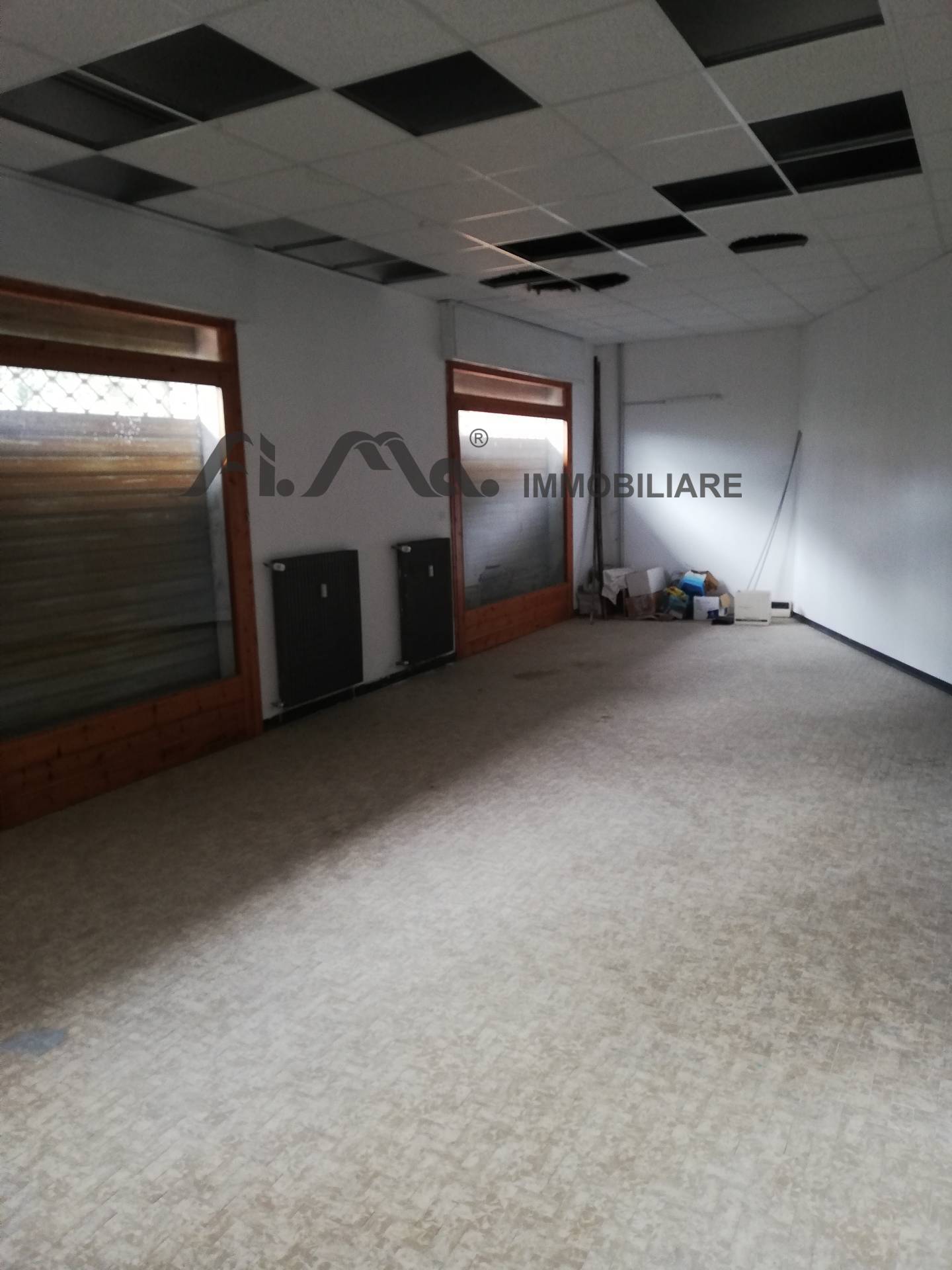 Locale commerciale in affitto a Quiliano, Valleggia